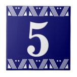 Carreau Tuile de nombre de Deco<br><div class="desc">Tuile de nombre d'art déco - blanc sur le bleu avec la frontière d'une imprimante</div>