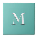 Carreau Tuile en céramique monogramme TURQUOISE simple<br><div class="desc">Tuile en céramique turquoise simple et élégante avec monogramme personnalisable en option. Conçu pour coordonner avec la version des notes de musique. Supprimer le monogramme pour la tuile simple. Disponible en d'autres couleurs et avec des articles correspondants.</div>