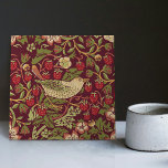 Carreau Tuile en céramique William Morris Strawberry Thief<br><div class="desc">William Morris Strawberry Thief Design Motif. Ajoutez votre texte étiquette ! William Morris était un designer textile anglais, artiste, écrivain et socialiste associé à la Fraternité pré-Raphaélite et au British Arts and Crafts Movement. Il a fondé une entreprise de design en partenariat avec l'artiste Edward Burne-Jones et le poète et...</div>