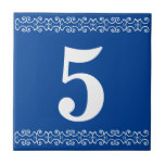 Carreau Tuile Numéro de maison victorienne<br><div class="desc">Carrelage numérique de la maison victorienne - Blanc sur bleu avec bordure d'imprimante.  Numéro de la maison,  numéro de la chambre,  panneaux.  Peut également être modifié en mosaïque de lettres.</div>
