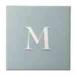 Carreau Tuile simple en céramique gris bleu<br><div class="desc">Carrelage en céramique bleu simple et élégant avec monogramme personnalisable en option. Conçu pour coordonner avec la version des notes de musique. Disponible en d'autres couleurs et avec des articles correspondants.</div>