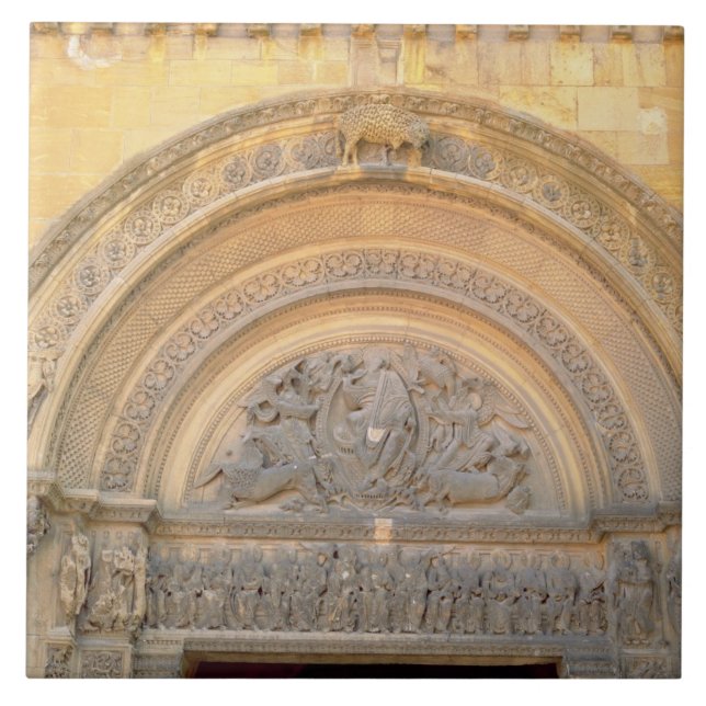 Carreau Tympan du porche dépeignant le Christ dans la (Devant)