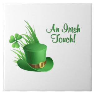 Carreau Un chapeau de lutin à touche irlandaise dans l'her
