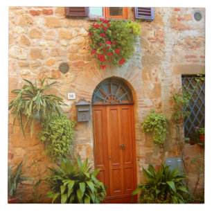 Carreau Un chat cherche à entrer chez lui à Pienza, en Ita