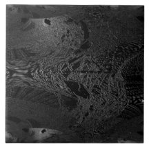 Un morceau de céramique noire foncée avec un espac