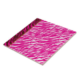 Carreau Un motif floral complexe en rose et blanc, art