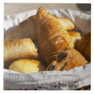 Carreau Un panier de petit-déjeuner en osier avec des croi