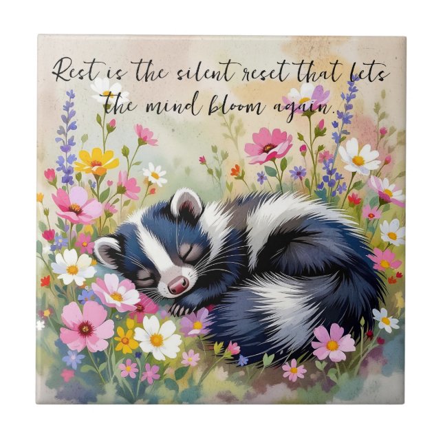 Carreau Un skunk adorable dormant dans des fleurs et citat (Devant)