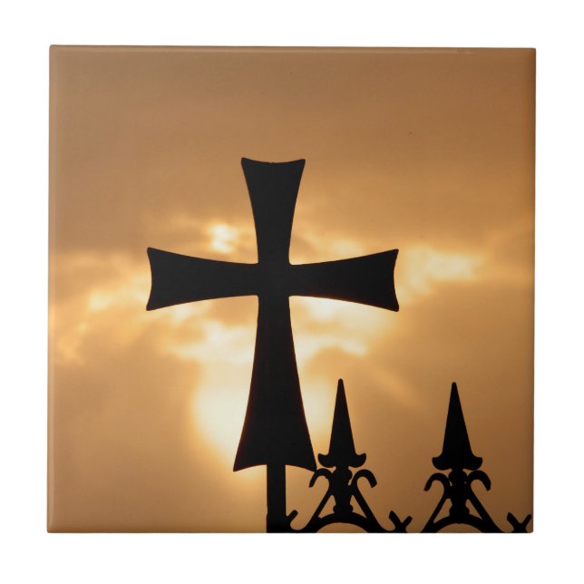 Carreau Une croix en fer forgé sur une clôture (Devant)