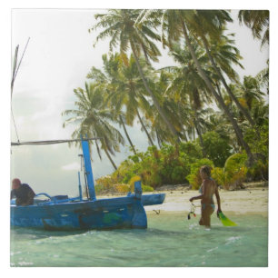 Carreau Une femme sur un petit bateau de pêche traditionn