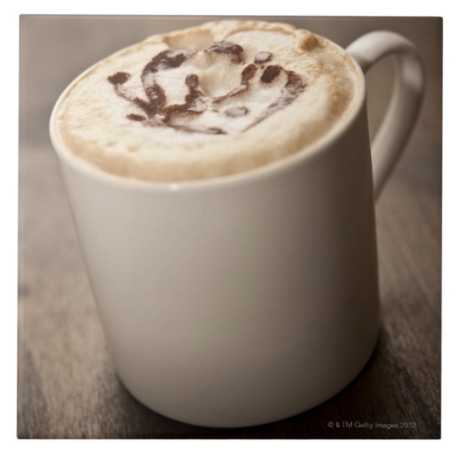 Carreau Une tasse de café de cappuccino a complété avec (Devant)