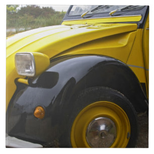 Carreau Une vieille Citroen 2CV 2 CV noire et jaune,