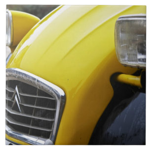 Carreau Une vieille Citroen 2CV 2 CV noire et jaune, détai
