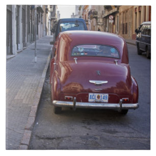 Carreau Une vieille voiture rouge classique Peugeot garée