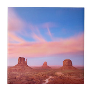 Carreau Vents violents au-dessus de vallée de désert