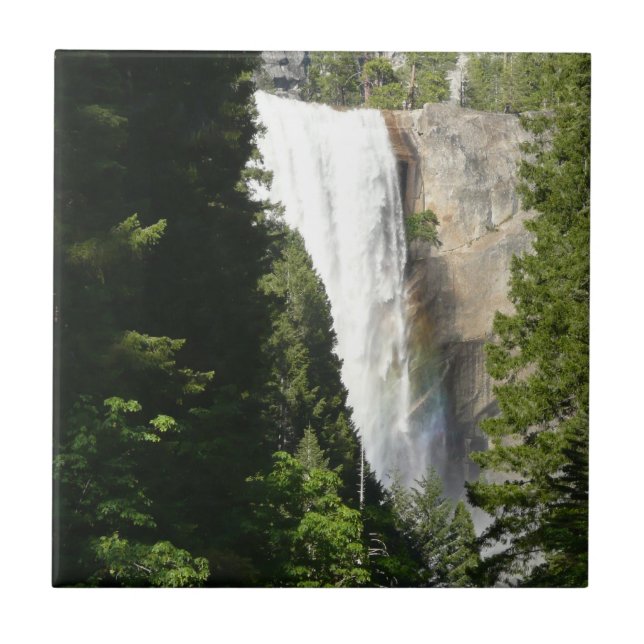 Carreau Vernal Falls II dans le Parc national de Yosemite (Devant)