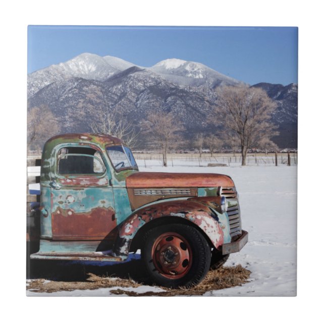 Carreau Vieux camion se reposant dans le domaine (Devant)