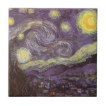 Carreau Vincent van Gogh - Nuit étoilée<br><div class="desc">Starry Night (1889) de Vincent van Gogh est un post impressionnisme vintage de peinture de paysage d'art. Vue sur une ville dans une vallée la nuit avec les nuages tourbillonnants, les étoiles brillant et une belle lune jaune dorée croissant. Il a été peint pendant la journée de mémoire et est...</div>
