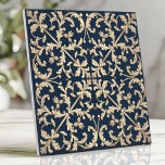 Carreau Vintage Damask Scroll Botanique Navy Blue Gold<br><div class="desc">Ajoutez une touche d'élégance classique à votre maison avec ce magnifique carrelage en céramique. Le design se compose d'un damas et d'un motif de défilement d'inspiration vintage et complexe, avec des éléments botaniques subtils, rendus dans un or sophistiqué sur un arrière - plan bleu marine profond. Ce carrelage est parfait...</div>