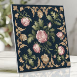 Carreau Vintage Floral Victorian Damask Rose Roses Marine<br><div class="desc">Ajoutez une touche d'élégance intemporelle à votre maison avec ce magnifique carrelage en céramique. Le design se compose d'un motif classique victorien damassé avec des roses roses délicates et un feuillage vert luxuriant, dressé contre un arrière - plan bleu marine profond. Les détails dorés et complexes apportent une touche de...</div>