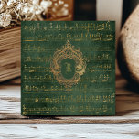 Carreau Vintage Monogram Crest Music Manuscrit Vert Or<br><div class="desc">Cet élégant design vintage présente un manuscrit manuscrit manuscrit manuscrit en feuille de couleur or sur un arrière - plan émeraude foncé et or en détresse. Personnalisez-le avec votre monogramme initial en police gothique,  décliné par un cadre orné d'antiquité en crête dorée.</div>