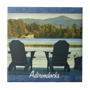 Carreau Vue des chaises d'Adirondack dans l'Adirondacks,