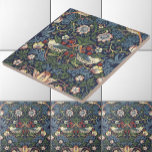 Carreau William Morris Vintage Strawberry Thief Motif<br><div class="desc">Il s'agit d'une numériquement impression améliorée dérivée d'un ancien bloc de 1883 imprimé The Strawberry Thief motif conçu par William Morris. William Morris était un poète de l'époque victorienne, romancier, designer textile et une figure importante du British Arts and Crafts Movement. Ses créations avaient une esthétique d'inspiration médiévale et le...</div>