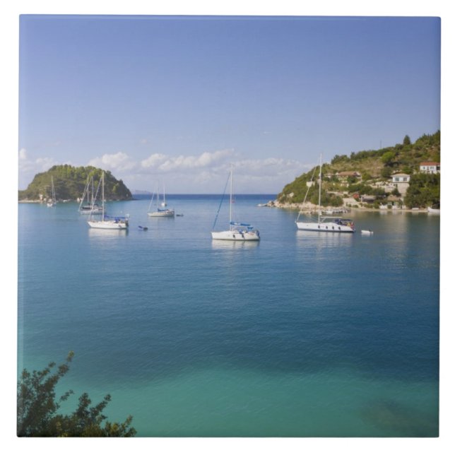 Carreau Yachts à l'ancre, Lakka, Paxos, Grèce (Devant)