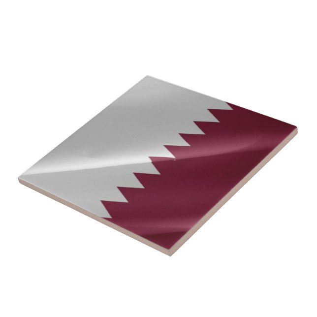 Carreau zQA002 brandissant le DRAPEAU Qatari Qatar, (Côté)