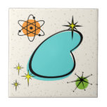 Carreaux en céramique atomique rétro<br><div class="desc">Ce motif rétro atomique Boomerang et Starbursts est l'exemple du moderne du milieu du siècle. Avec son grand boomerang turquoise entouré de starbursts kitsch et de cercles orange et vert pour un peu plus de fantaisie, ce motif d'inspiration vintage est assez moderne pour être élégant et rétro pour être classique....</div>