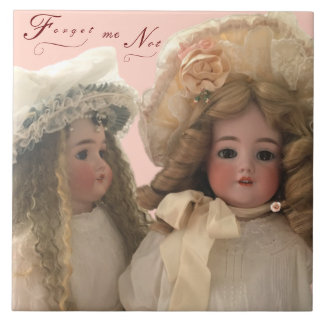 Carreaux en céramique des poupées antiques