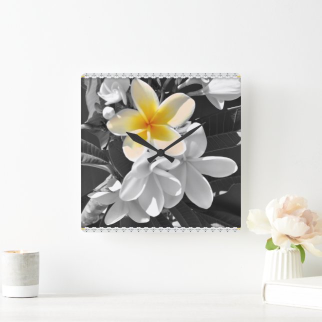 Carrée Blanc Noir Avec Un Frangipani Jaune, Horloge Mur (Maison)