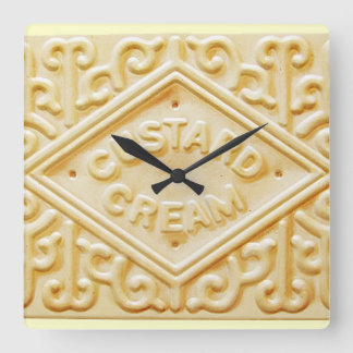 Carrée crème pâtisserie biscuit rétro horloge