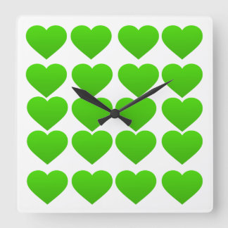 Carrée horloge aux coeurs verts