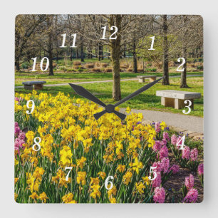 Carrée Horloge du mur du jardin de la saison printanière