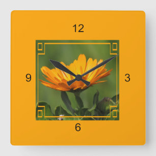 Carrée Horloge - Fleur orange dans le cadre