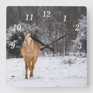 Carrée Horse Blonde Marcher Dans La Mur De Neige Horloge