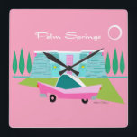 Carrée Ressorts De Palm Rose Rétro Horloge Mur Acrylique<br><div class="desc">Entre l’arrière - plan rose, la maison moderne turquoise du milieu du siècle et la voiture classique des années 1950, ce design ne pouvait pas être plus Palm Springs s’il le disait dans les nuages. Oh, attendez, il le dit dans les nuages ! La pierre bleue et turquoise de la...</div>