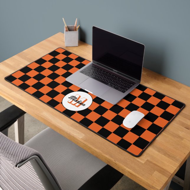 Carrés à damier noir et orange rétro Monogramme (Bureau 2)