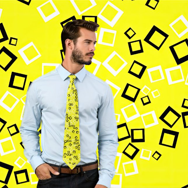 Carrés rétro blancs et noirs sur Cravate jaune néo (Man wears a necktie with a yellow tie with a retro, black and white pattern. Background matches tie.)