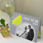 Carte 1er anniversaire mariage période maintenant puis p<br><div class="desc">1er anniversaire de mariage maintenant et puis carte de modèle photo en gris, avec pardot vert et blanc éclat. Avec un anneau d'éternité graphique avec deux photos de vous et de votre partenaire de temps en temps. Personnalisé avec vos propres photos de votre jour de mariage et une photo actuelle...</div>