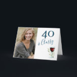 Carte 40 & Classy Red Wine 40th Birthday Photo<br><div class="desc">40 & Classy Red Wine 40th Birthday Carte photo. Carte de 40ème anniversaire avec une citation 40 & Classy. Le design est orné d'un verre de vin rouge et de brindilles. Personnalisez la carte avec n'importe quel âge. Insérez votre photo dans le modèle et faites une carte de voeux d'anniversaire...</div>