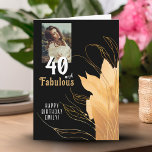 Carte 40 et Fabulous Gold Foliage 40th Birthday Photo<br><div class="desc">Elégant 40 et Fabulous Foliage 40th Birthday Carte photo. 40 et texte fabuleux en écriture blanche tendance avec un nom et feuillage doré sur un arrière - plan noir. Personnalisez-le avec votre photo,  votre nom et l'âge. Ajoutez votre texte à l'intérieur de la carte ou effacez-le.</div>