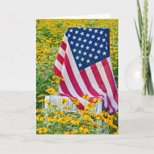 Carte 4 juillet drapeau d'anniversaire dans le champ mar