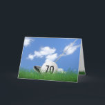 Carte 70e anniversaire de golf dans l'herbe<br><div class="desc">Ball de golf blanc en herbe verte avec club de golf et arrière - plan de ciel pour 70ème anniversaire.</div>