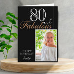 Carte 80 et fabuleux Elegant Black 80th Birthday Photo<br><div class="desc">80 et Fabulous Elegant Black 80th Birthday Carte photo. Le design a une typographie moderne 80 et Fabulous, Happy texte d'anniversaire et le nom en blanc et or sur arrière - plan noir - personnalisez la carte. Insérez votre photo dans le modèle et ajoutez votre nom et faites votre propre...</div>