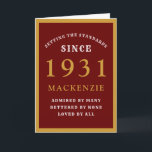 Carte 90e anniversaire personnalisé 1931 chic en rouge e<br><div class="desc">Carte d'anniversaire 90 ans rouge et or pour les personnes spéciales nées en 1931. Personnalisez facilement le texte au recto et à l'intérieur de cette carte d'anniversaire à l'aide du modèle fourni. Fait partie de la gamme de cartes de vœux setting standards.</div>