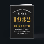 Carte 90th Birthday 1932 Black Gold Ajouter un nom<br><div class="desc">Pour ceux qui sont nés en 1932 et qui fêtent leur 90ème anniversaire, nous avons la carte de voeux d'anniversaire idéale. L'arrière - plan noire au design blanc et or est simple et élégante. Customisez facilement le texte à l'avant et à l'intérieur de cette carte d'anniversaire en utilisant le modèle...</div>