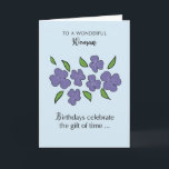 Carte À l'anniversaire de la femme avec des fleurs viole<br><div class="desc">Vous êtes en train de regarder une carte qui serait bien de donner à n'importe quelle femme célébrant un anniversaire. Les fleurs d'arrière - plan bleu clair et de violet forment un beau front. Si vous connaissez une femme qui célèbre,  cette carte est pour elle.</div>
