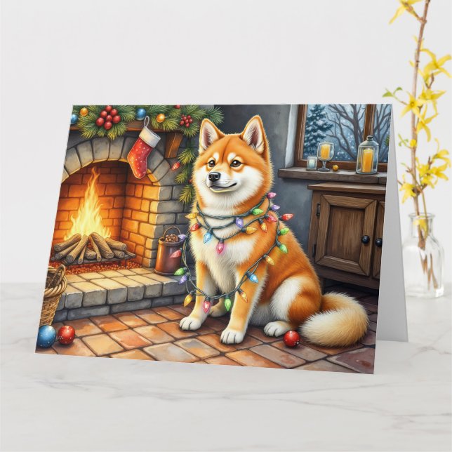Carte Akita Sitting by Fireplace with Christmas Lights (Fleur jaune)